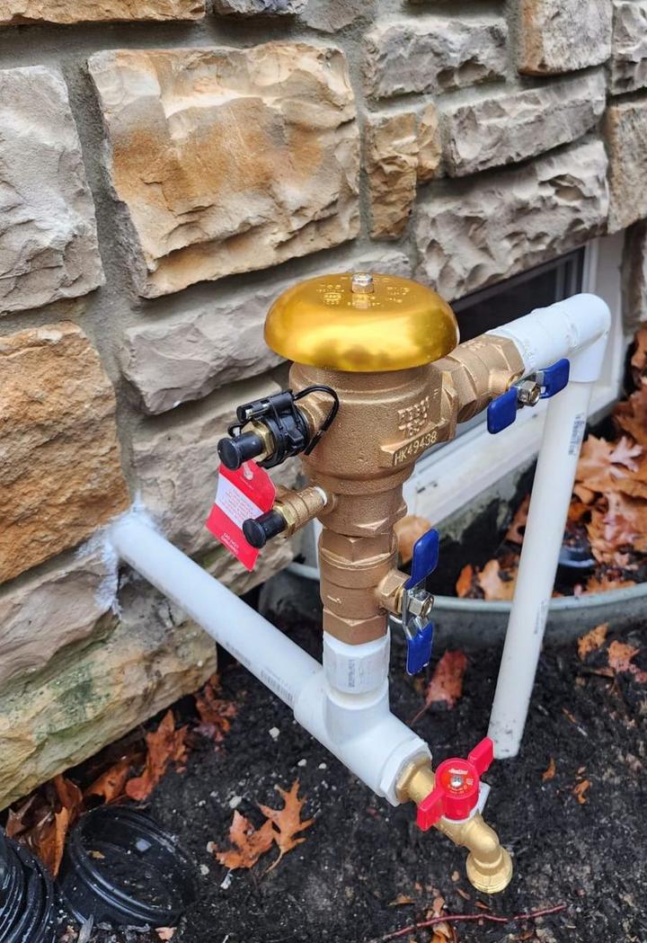 Backflow preventer valve installed on an exterior water line